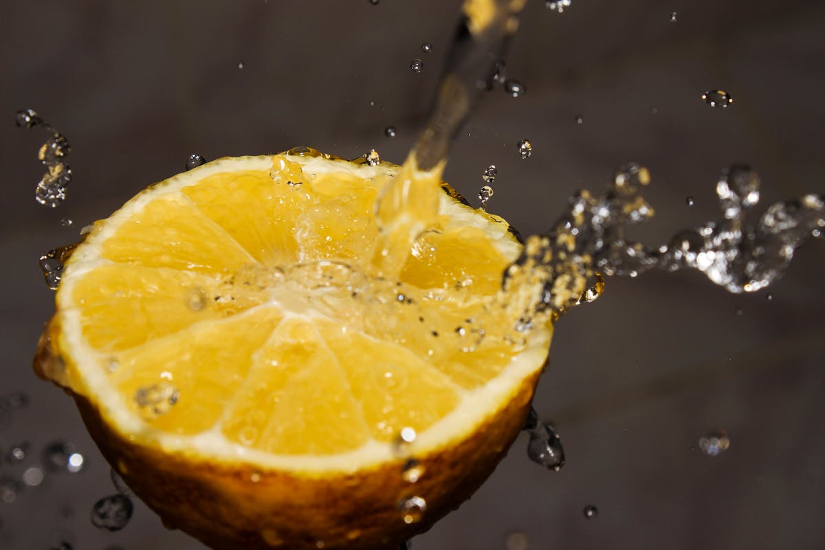Limón fresco con agua